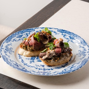 Кростини с ростбифом и пюре из печеных баклажанов